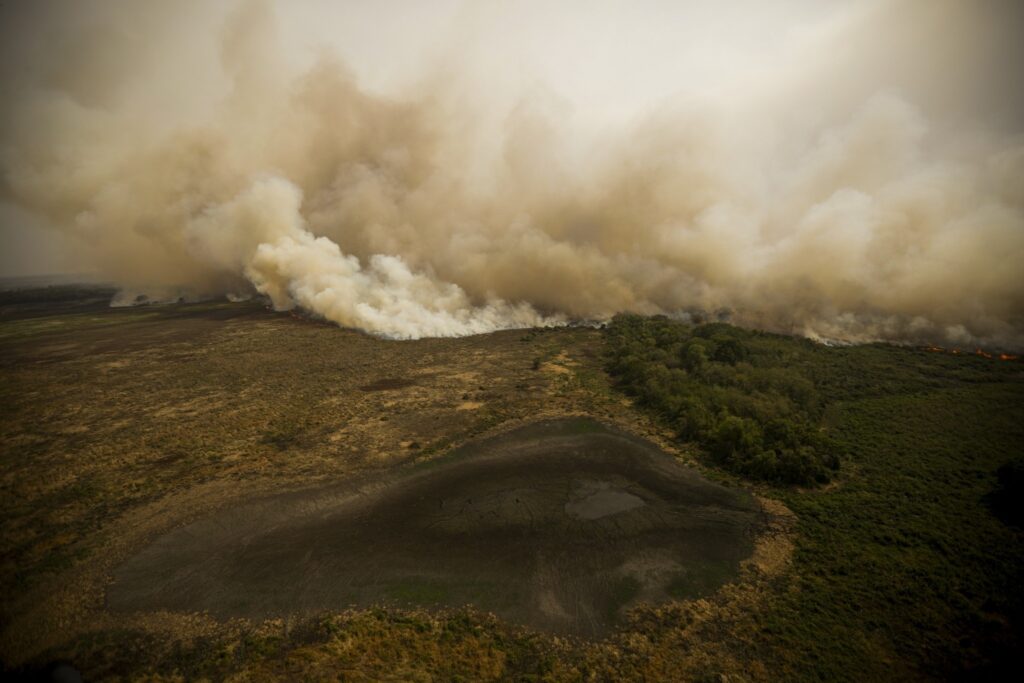 incêndios no Amazonas: vista aérea de paisagem com densa cortina de fumaça e focos de incêndio florestal.