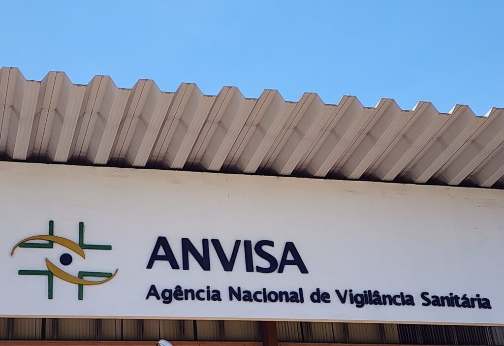 lúpus: Fachada de prédio com o logotipo e a inscrição ANVISA Agência Nacional de Vigilância Sanitária.