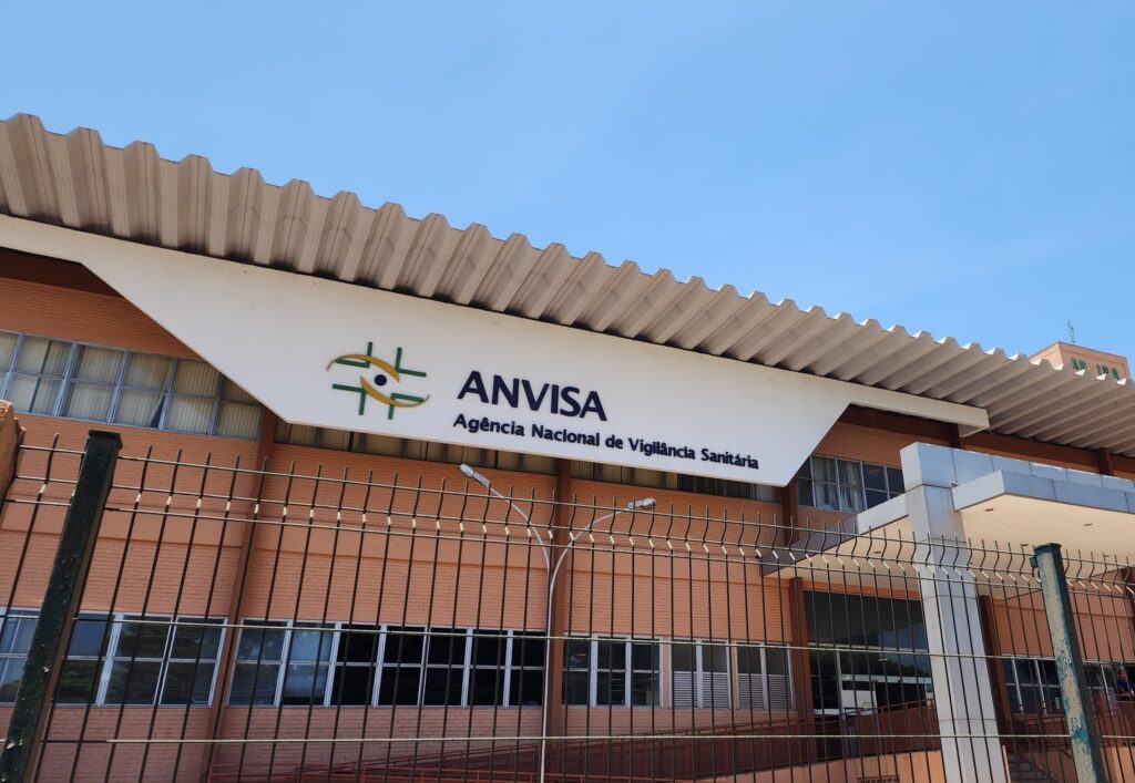 Ashwagandha: fachada do prédio da Anvisa com placa institucional e logotipo da agência em Brasília.