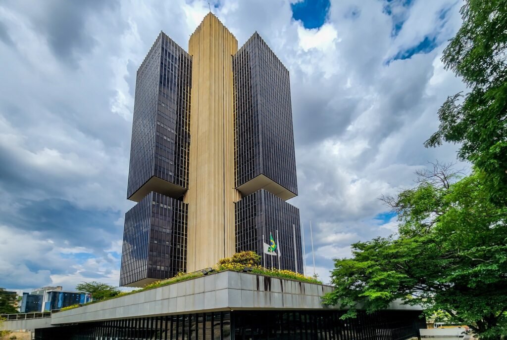 dinheiro esquecido: Prédio do Banco Central do Brasil em Brasília sob céu nublado.