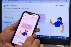 fies 2: tela de computador e smartphone exibindo o Portal Único de Acesso ao Ensino Superior para inscrições do MEC.