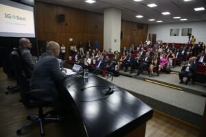 Simples Nacional: auditório com plateia e mesa de autoridades em evento do Ministério da Economia.