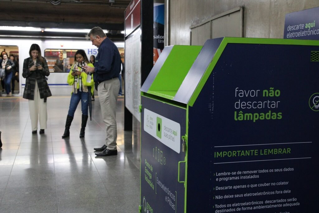 Coletor de descarte de eletroeletrônicos em estação de metrô.