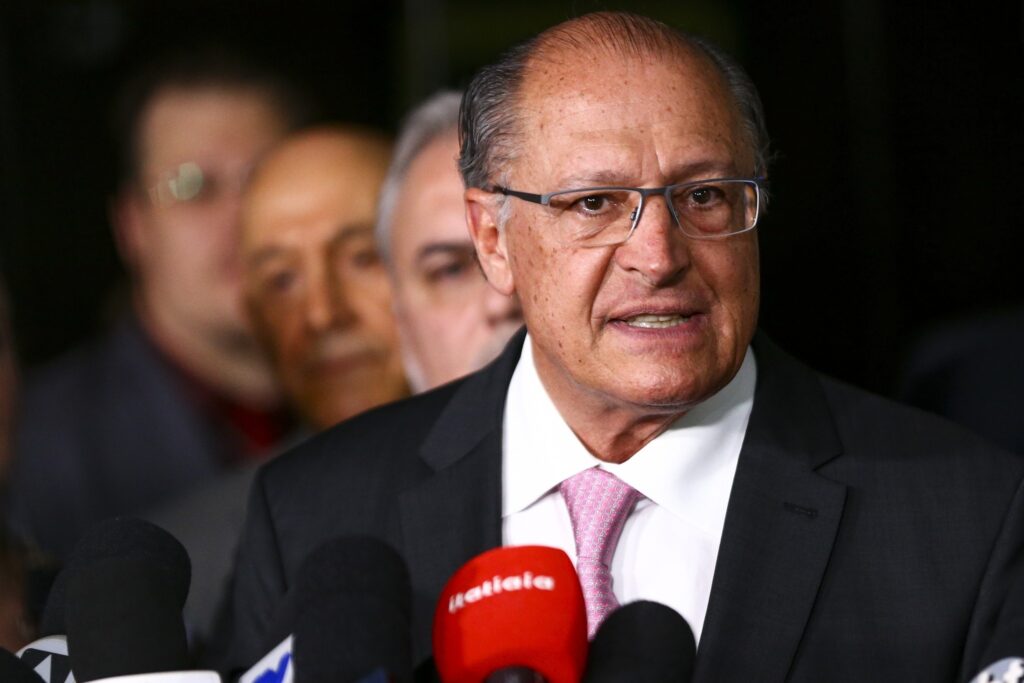 Geraldo Alckmin fala ao microfone em coletiva abordando isenção da Justiça Eleitoral.
