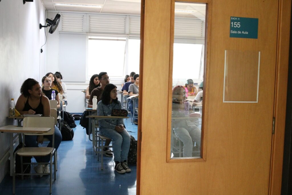 enade 2026: estudantes sentados em carteiras escolares em sala de aula