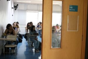 enade 2026: estudantes sentados em carteiras escolares em sala de aula