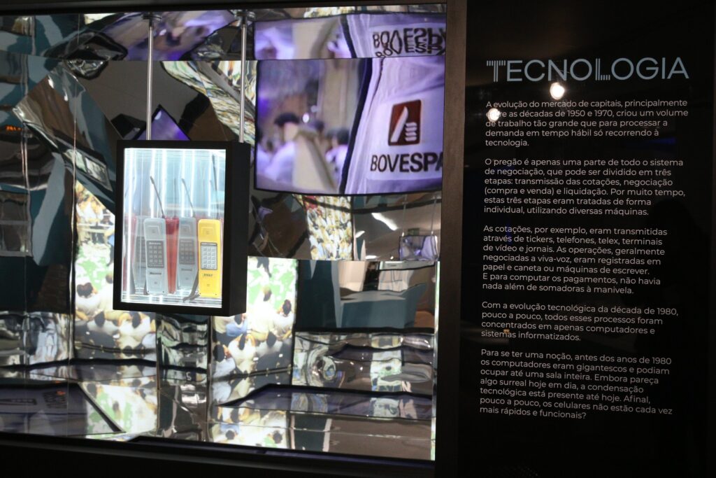dolar: Exposição do Museu da Bolsa do Brasil com telefones antigos e painel tecnológico da B3.