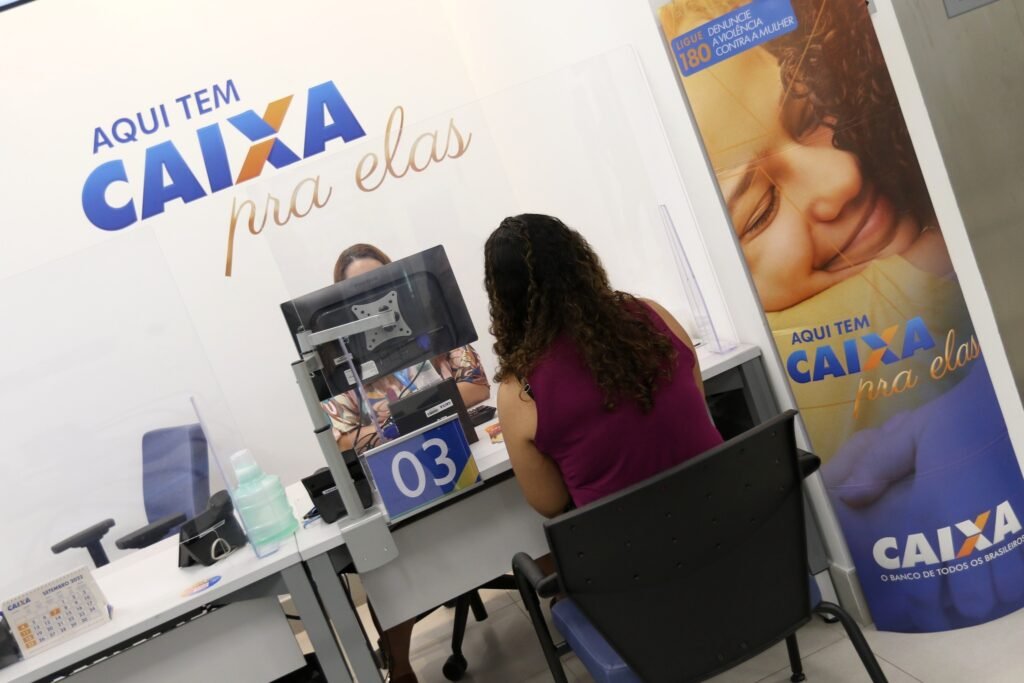 Bolsa Família de outubro: atendimento bancário em agência da Caixa Econômica Federal.