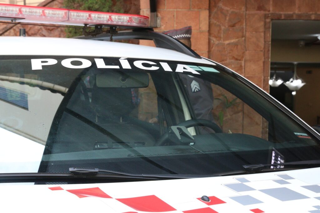 câmeras para policiais: close da parte superior de viatura da Polícia Militar com câmera de monitoramento instalada no painel.