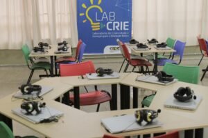 curso gratuito de coreano: laboratório com laptops e fones de ouvido em ambiente do Ministério da Educação.