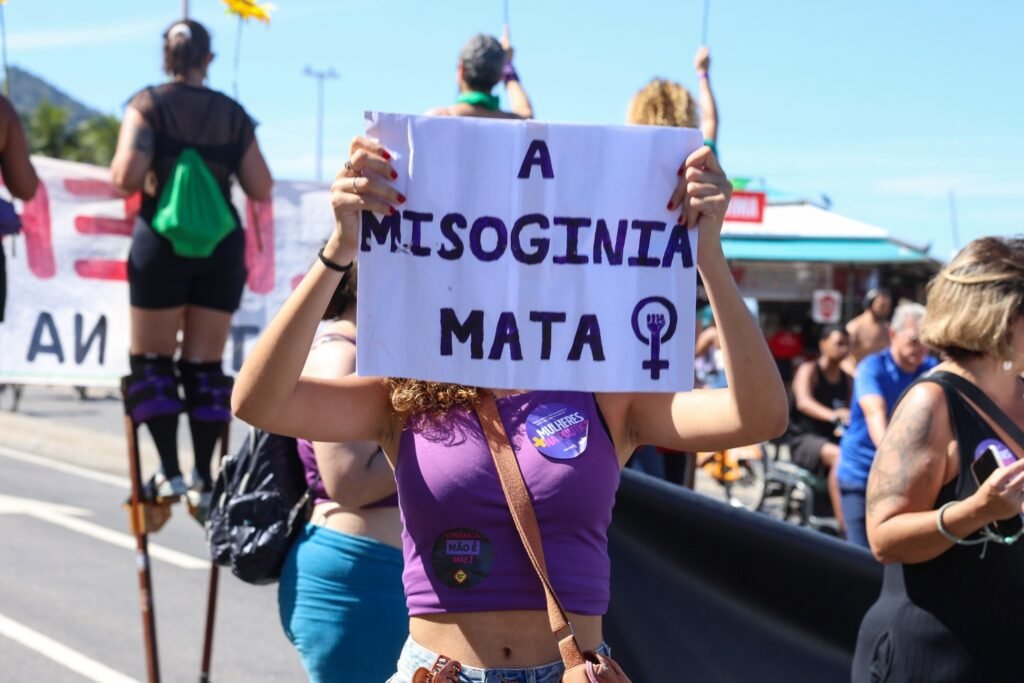 ofensas a Marielle Franco: mulher segura cartaz com a frase A MISOGINIA MATA durante manifestação.