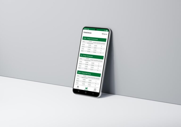 Simples Nacional: smartphone exibe tabela estatística e de custos operacionais em aplicativo de gestão.