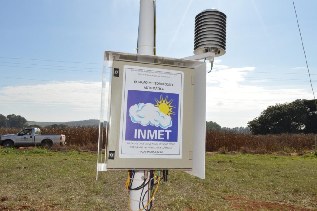 alerta de tempestades: Estação Meteorológica Automática do Inmet instalada em área rural.
