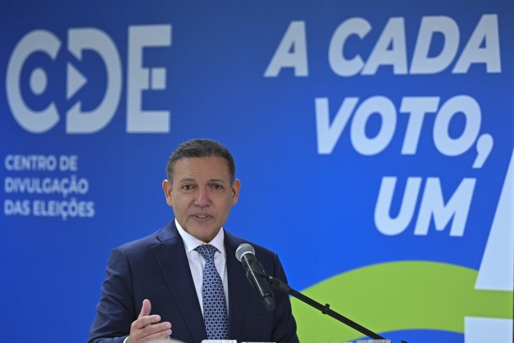 canal Exército do Lula: Ministro Kassio Nunes Marques discursando ao microfone diante de painel do TSE.
