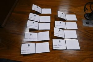 CNBB parabeniza Lula: cédulas de votação dobradas sobre uma mesa com o logotipo do Senado Federal.