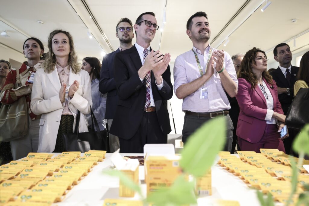fome: grupo de pessoas aplaudindo em exposição oficial da FAO na sede da organização