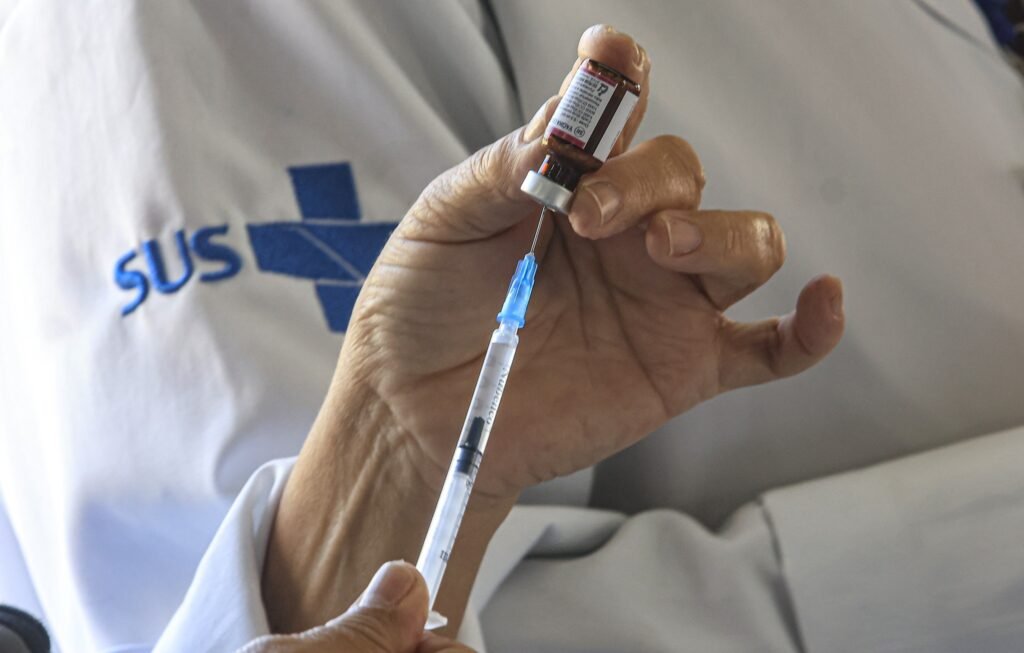 vacina contra hpv: profissional de saúde do SUS prepara dose de imunizante em seringa.