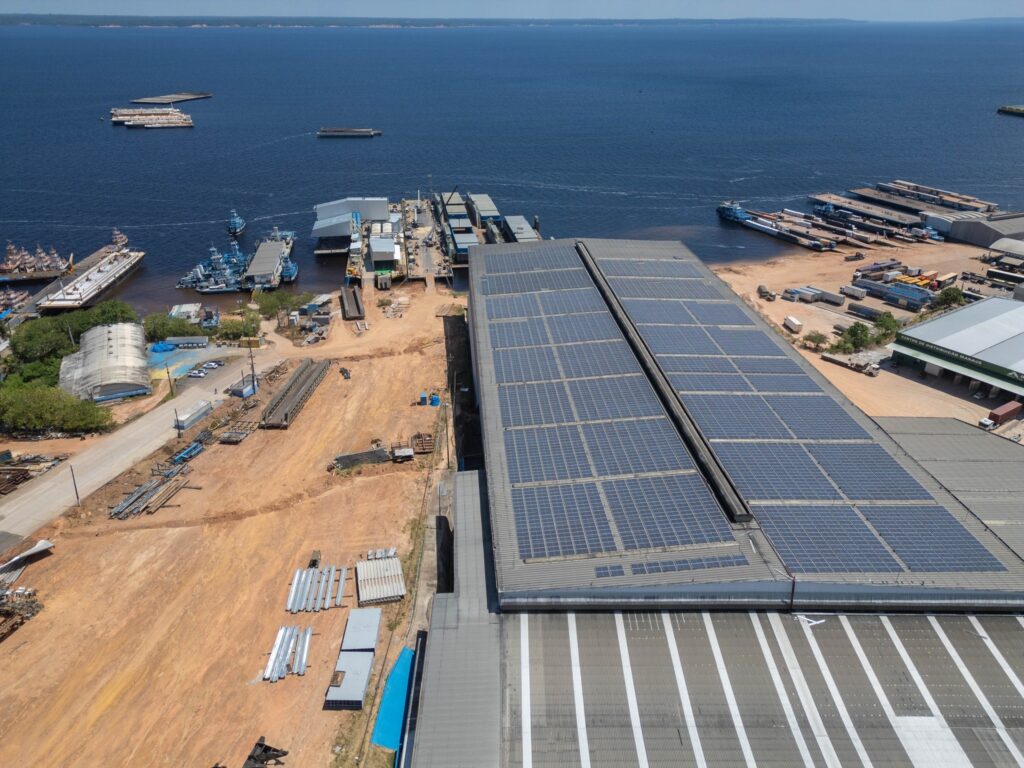 transporte gratuito: vista aérea de porto fluvial com embarcações em Manaus