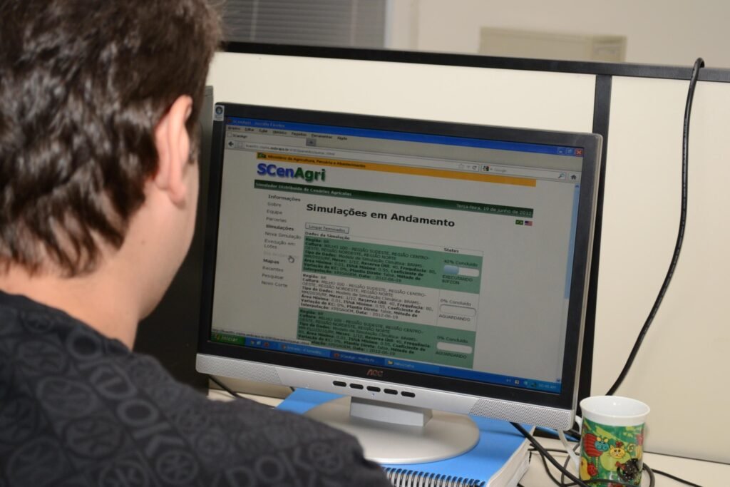 Smart Sampa: homem de costas observa tela de computador com sistema de monitoramento.