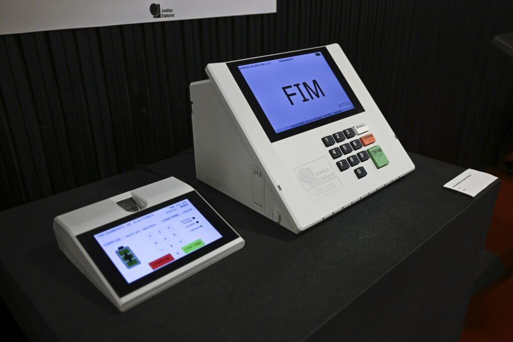 Urna eletrônica de votação em exposição no TSE.