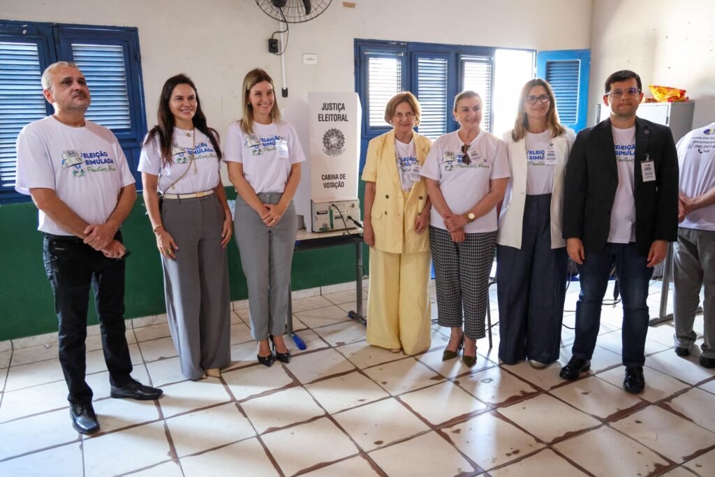 TSE nega pedido de Flávio: grupo de pessoas ao lado de uma cabine de votação da Justiça Eleitoral.