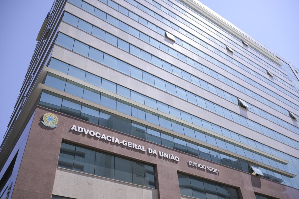 Lei Antifacção: fachada do Edifício Sede I da Advocacia-Geral da União sob céu azul.