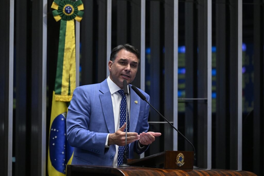 Senador Flávio Bolsonaro discursa na tribuna do Senado Federal.