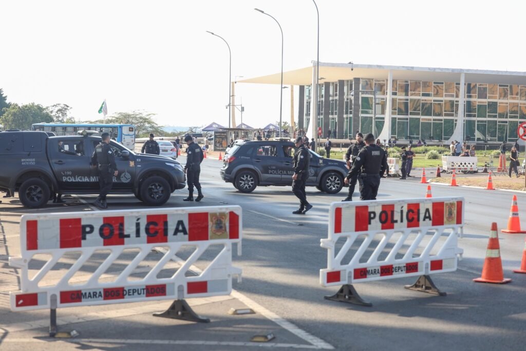prisao de PM: Policiais militares e viaturas bloqueiam rua diante do Supremo Tribunal Federal.