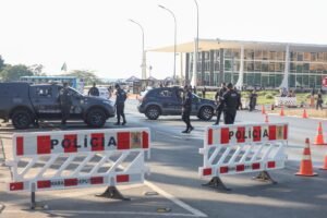 prisao de PM: Policiais militares e viaturas bloqueiam rua diante do Supremo Tribunal Federal.