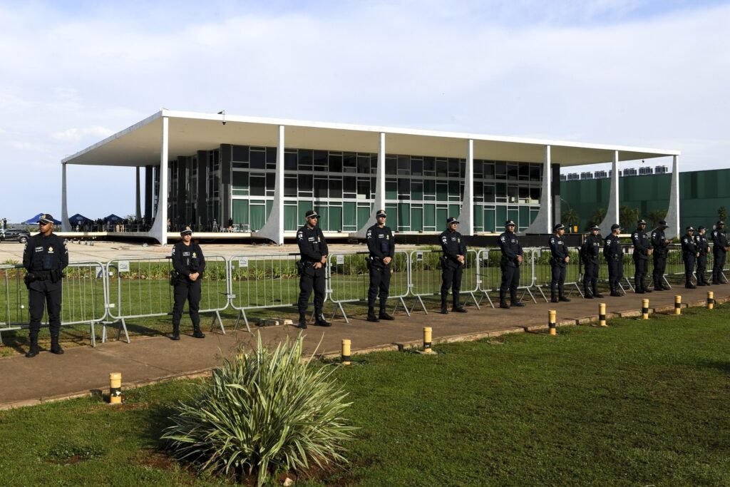 transporte gratuito: Fachada do Supremo Tribunal Federal com policiamento em primeiro plano.