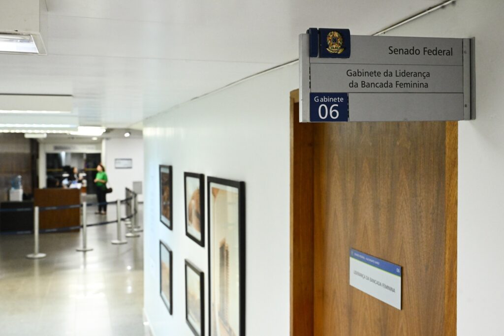 parecer da PGR: Placa de identificação da liderança da Bancada Feminina no Senado Federal.