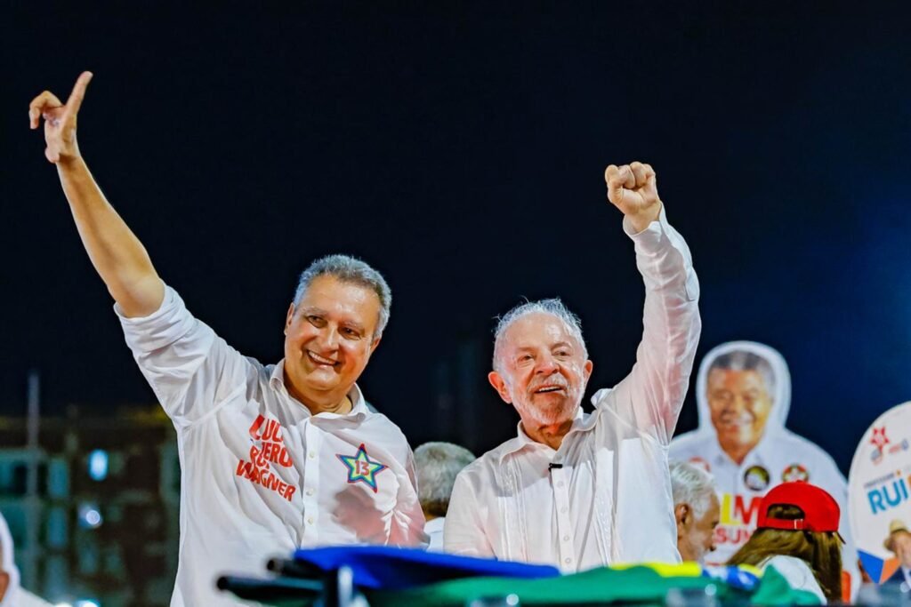 MDB apoia Lula: O presidente Luiz Inácio Lula da Silva (à direita) e Rui Costa (à esquerda) erguem os braços durante ato de campanha em Salvador.