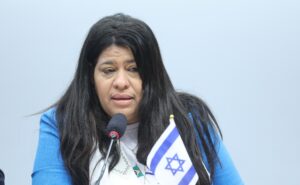 A deputada Carla Zambelli fala ao microfone em coletiva de imprensa.