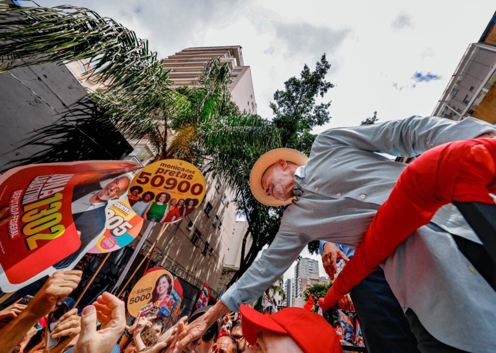agenda dos presidenciaveis: o presidente Luiz Inácio Lula da Silva cumprimenta apoiadores em São Paulo.