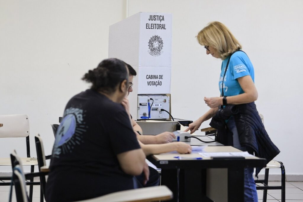 assedio eleitoral: Eleitora vota em urna eletrônica da Justiça Eleitoral em seção de votação.