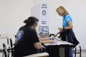 assedio eleitoral: Eleitora vota em urna eletrônica da Justiça Eleitoral em seção de votação.