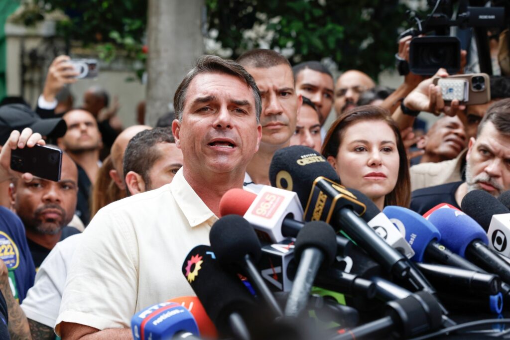 Flávio Bolsonaro fala em coletiva de imprensa sobre desinformação nas eleições.