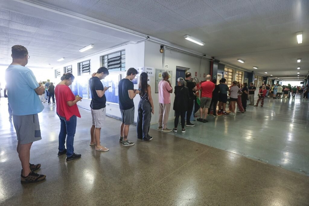 vovó vota: fila de eleitores em um corredor interno de seção eleitoral