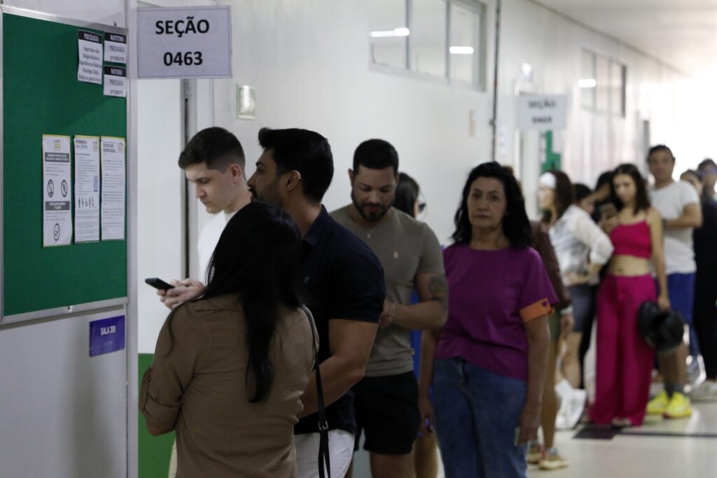 apuracao do 2 turno: Eleitores aguardam em fila no corredor de uma seção eleitoral para a votação.