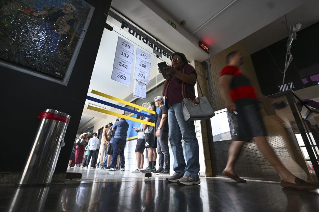 agenda dos presidenciáveis: eleitores aguardam na fila de uma zona eleitoral para votação.