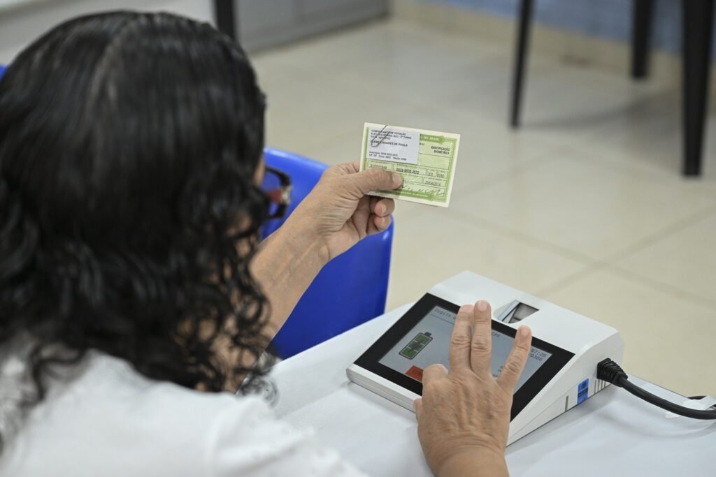 eleição presidencial: eleitora vota em urna eletrônica em seção eleitoral.