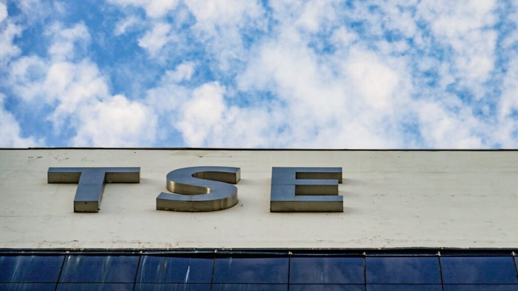cristiano zanin: Letras metálicas com a sigla "TSE" na fachada de um prédio sob um céu azul com nuvens.
