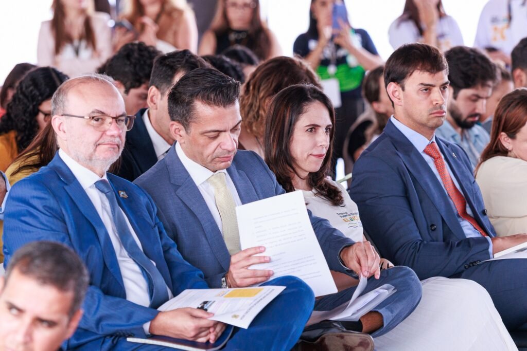 decisao de zanin: pessoas assistem a coletiva do ministro Kassio Nunes Marques no Tribunal Superior Eleitoral.