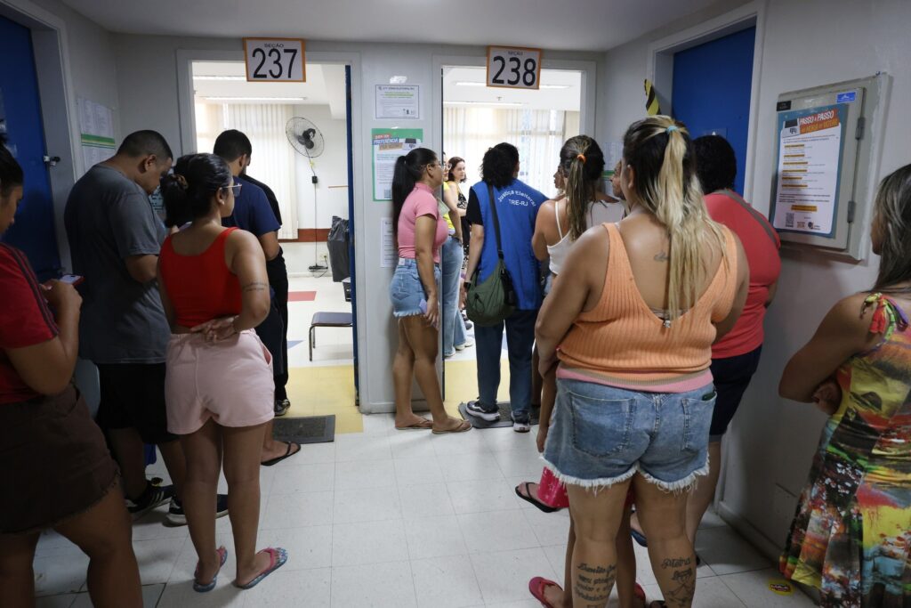 local de votação: eleitores aguardam em fila no corredor de uma zona eleitoral em frente às portas das seções 237 e 238.