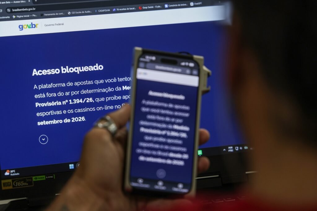 bets: smartphone exibe mensagem de acesso bloqueado a plataforma de apostas com o portal gov.br ao fundo