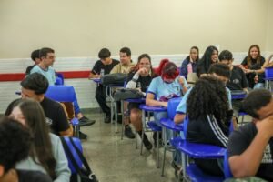 Estudantes em sala de aula durante preparação, ilustrando local de provas do Enem.