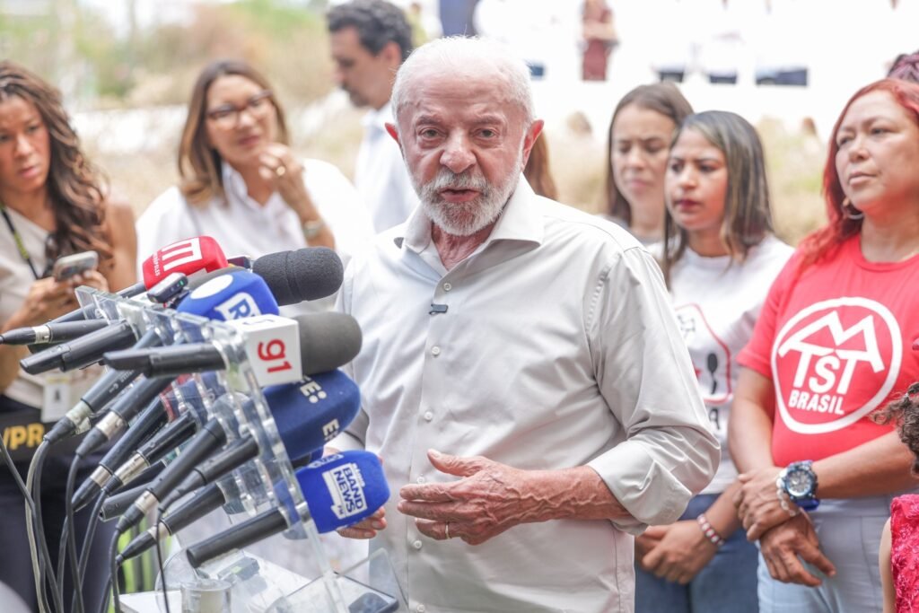 Minha Casa, Minha Vida: O presidente Luiz Inácio Lula da Silva fala ao microfone durante coletiva de imprensa em Brasília.