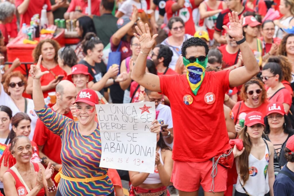 Manifestantes em ato político em Copacabana, no Rio de Janeiro, exibem cartaz em apoio a Lula.