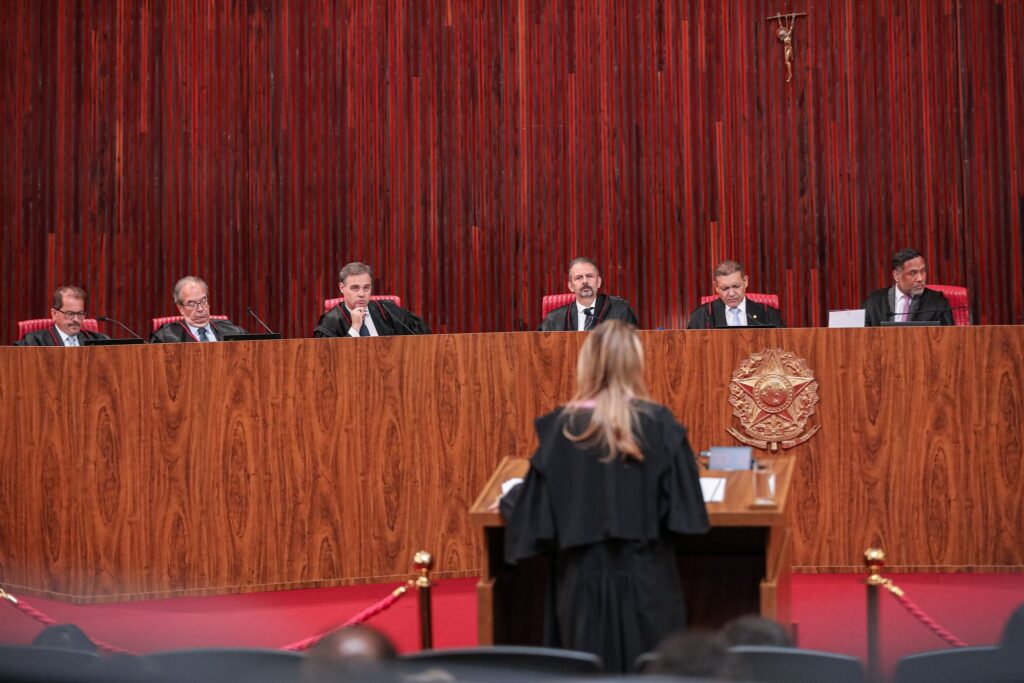 decisão do TSE: Sessão plenária do Tribunal Superior Eleitoral com ministros na bancada e advogada ao pódio.