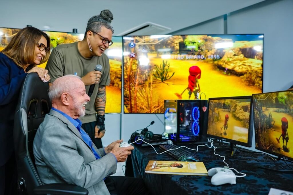 O presidente Lula joga videogame em evento sobre a indústria de jogos eletrônicos no Palácio do Planalto.